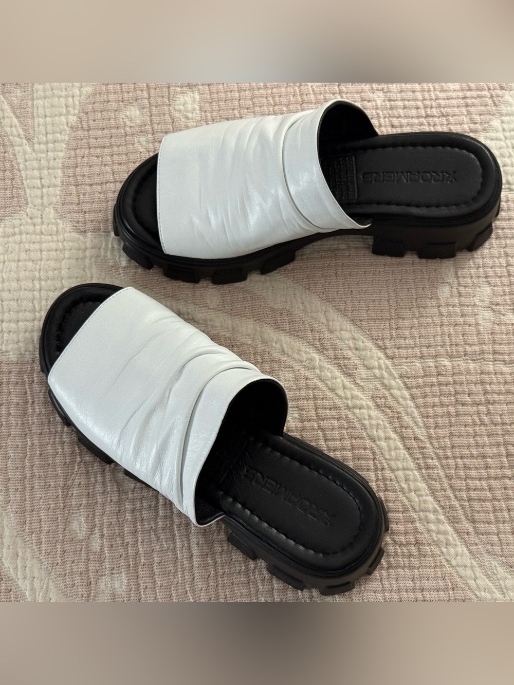 ROAMERS WHITE LEATHER-UPPER SLIP-ON SHOES/ SANDALS NWOT